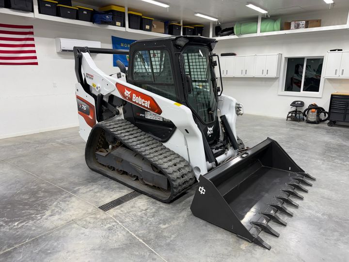 2021-bobcat-t76-bucket-attachment