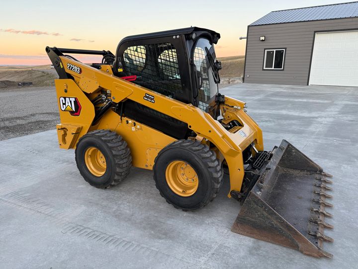 2022-caterpillar-272d3-skid-steer-angled-front