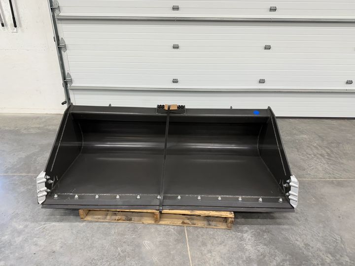 72 Industrial Bucket With Side Cutters and bolt on Edge